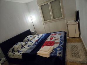 2 dormitoris, planxa i posts de planxar, wifi i roba de llit 