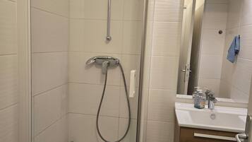 Ducha, toallas, jabón, shampoo