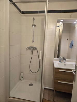 Regadera, toallas, jabón, shampoo 