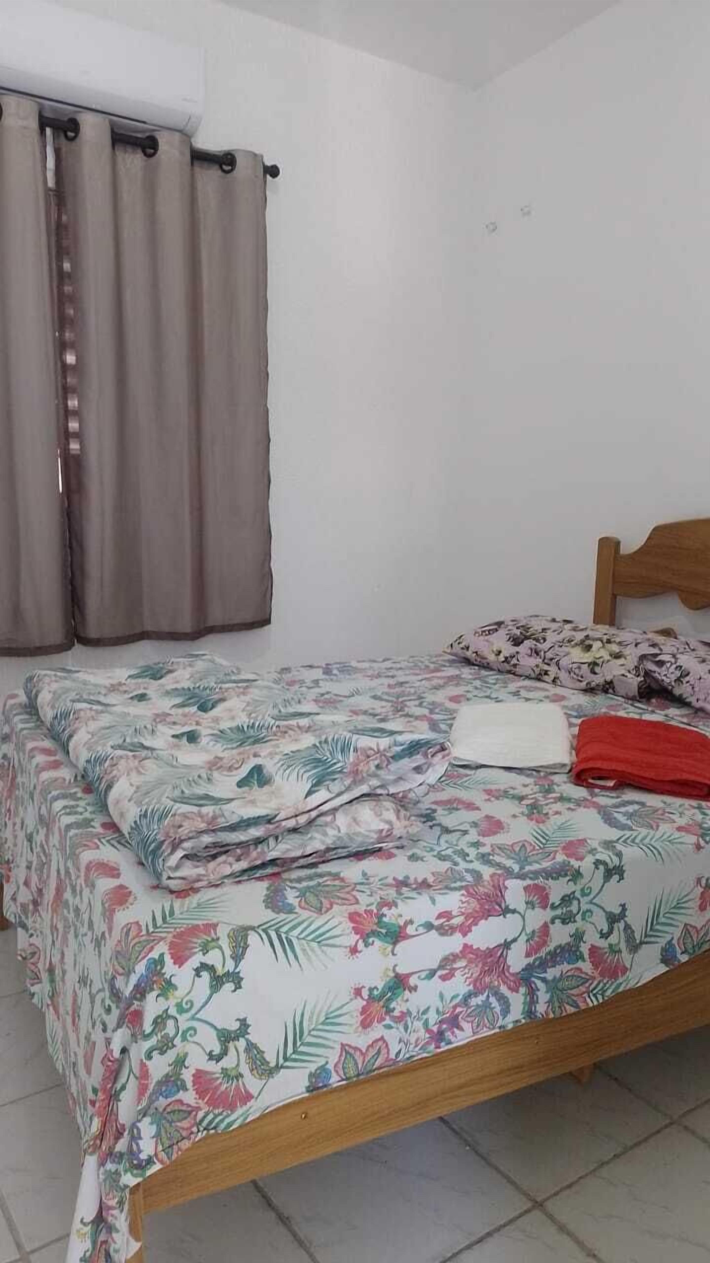 Quarto casal básico, 1 cama de casal | Wi-Fi de cortesia, roupa de cama