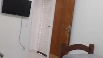 Quarto duplo básico | Wi-Fi de cortesia, roupa de cama