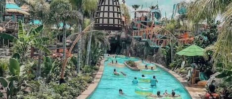 Een binnenzwembad en een buitenzwembad