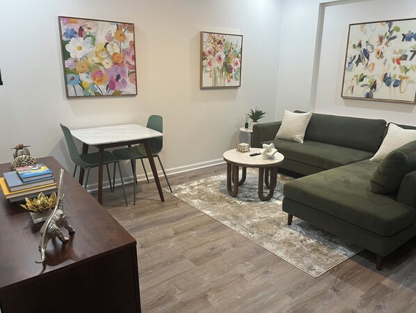 Smart TV, books - DC Tranquil 2BR w/ Laundry, Parking & Dishwasher (Washington)