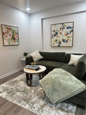 Smart TV, books - DC Tranquil 2BR w/ Laundry, Parking & Dishwasher (Washington)