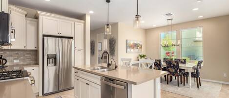 Réfrigérateur, four à micro-ondes, un four, surface de cuisson