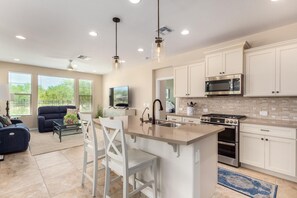 Een koelkast, een magnetron, een oven, een kookplaat