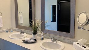 A modern bathroom with two sinks, a large mirror, and a potted plant. - Casa Anguiano Valle de Guadalupe (Valle de Guadalupe)