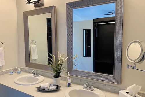 Habitación cuádruple Deluxe | Baño | Regadera, regadera tipo lluvia, toallas, jabón