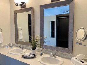 Deluxe Quadruple Room | Bathroom | Shower, rainfall showerhead, towels, soap