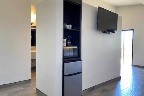 Deluxe Quadruple Room | Mini-refrigerator