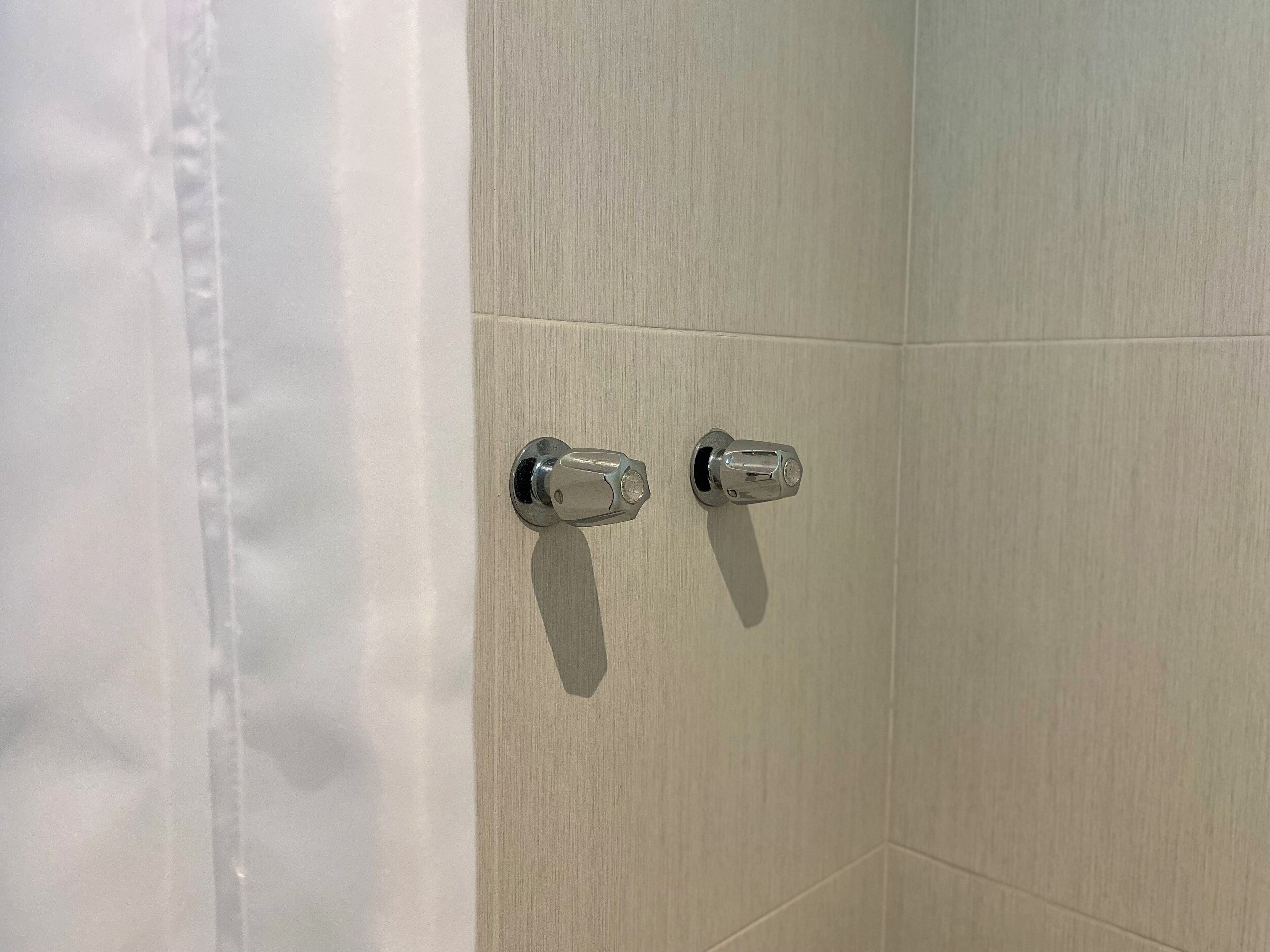Ducha, cabezal de ducha tipo lluvia, toallas, jabón