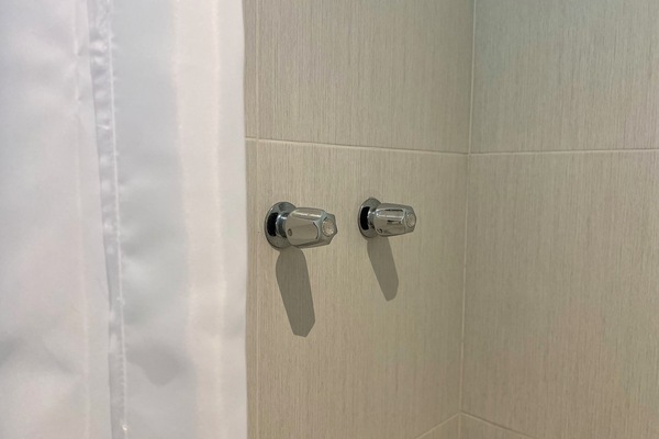 Ducha, cabezal de ducha tipo lluvia, toallas, jabón