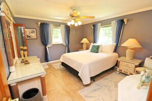 3 bedrooms, iron/ironing board, WiFi, bed sheets