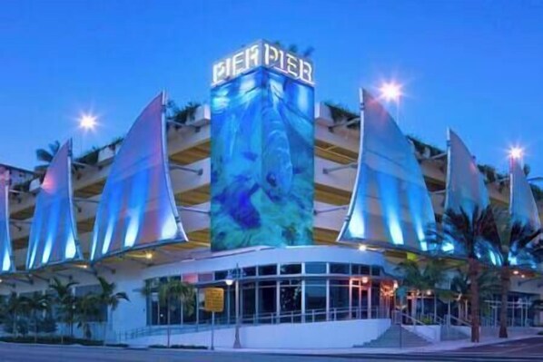 Exterior - Modern Private Studio Near Beach (Pompano Beach)