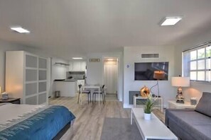 1 bedroom, iron/ironing board, WiFi, wheelchair access - Modern Private Studio Near Beach (Pompano Beach)