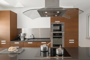 Fridge, microwave, oven, stovetop - Poolside and Seaview Villa (Lisboa)