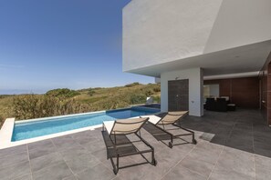 Outdoor pool - Poolside and Seaview Villa (Lisboa)