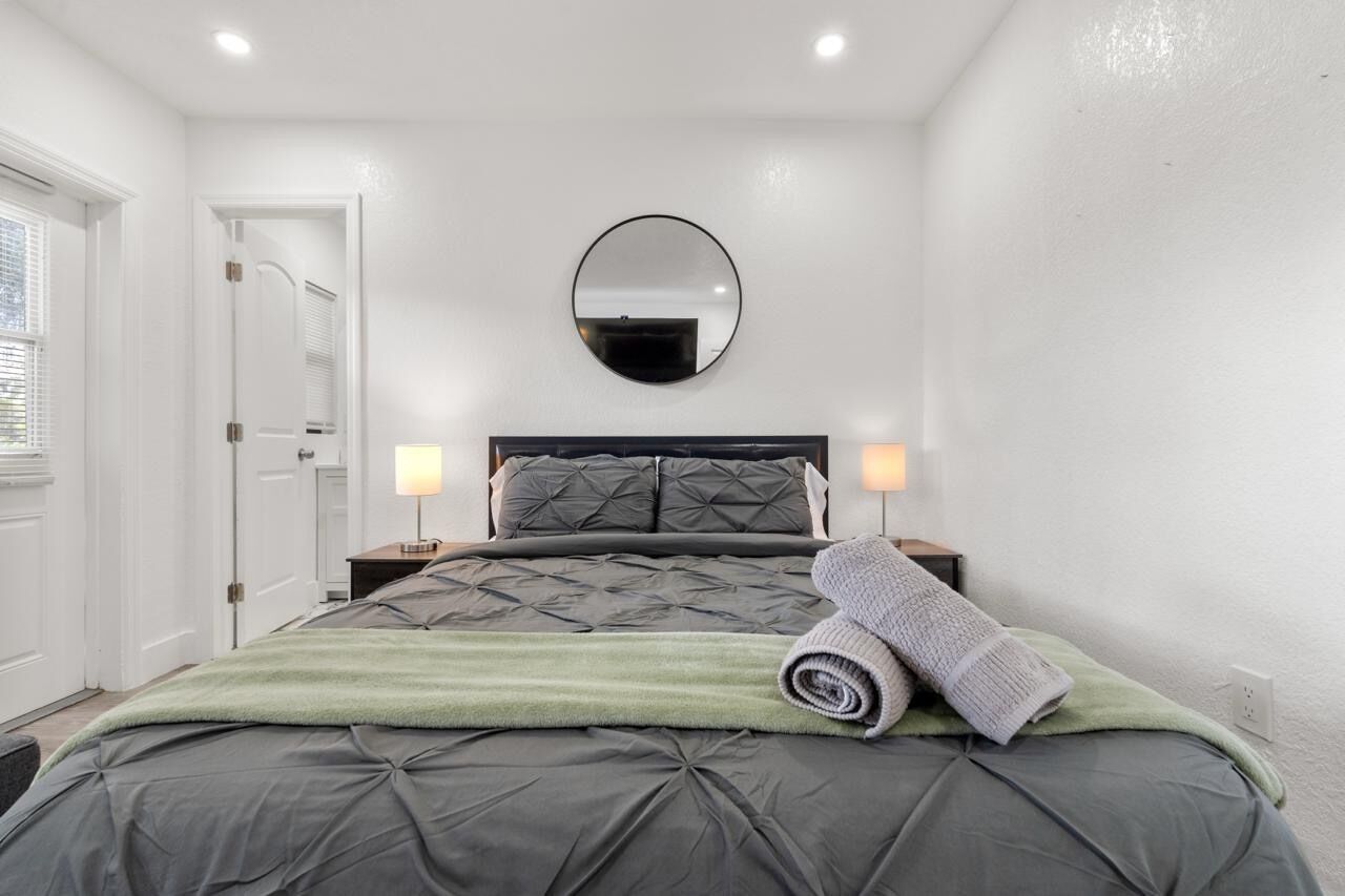 4 bedrooms, desk, iron/ironing board, WiFi