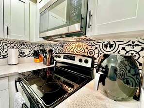 Frigorifero, microonde, forno, piano cottura