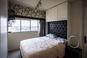 2 bedrooms, blackout curtains, soundproofing, free WiFi - New Loft with Valet Parking & Amenities (Mexico City)