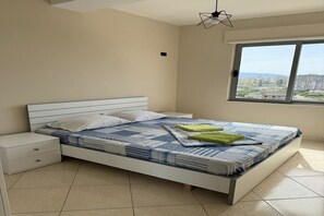 3 عدّة غرف نوم وواي فاي وملاءات أسرّة