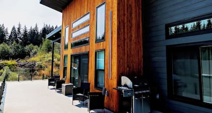 Blueberry Studio Suite
1 Bedroom executive studio in the heart of Kitimat BC