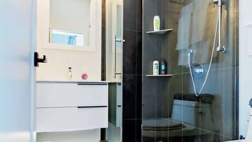 Douche, sĂšche-cheveux, serviettes fournies, savon