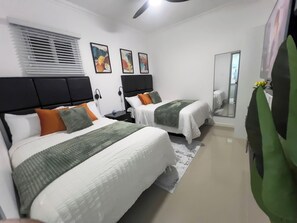 2 quartos, cofres nos quartos, ferros/tábuas de passar roupa