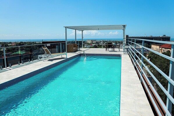 Outdoor pool - Contemprorary design 2-bedroom apartment in Kingston with WiFi, fitness room, AC (Kingston)