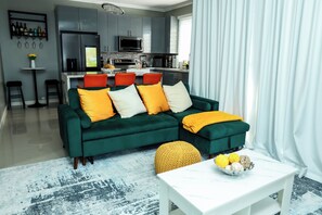 Smart TV - Contemprorary design 2-bedroom apartment in Kingston with WiFi, fitness room, AC (Kingston)