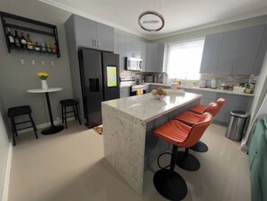 Fridge, microwave, oven, stovetop - Contemprorary design 2-bedroom apartment in Kingston with WiFi, fitness room, AC (Kingston)