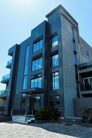 Exterior - Contemprorary design 2-bedroom apartment in Kingston with WiFi, fitness room, AC (Kingston)