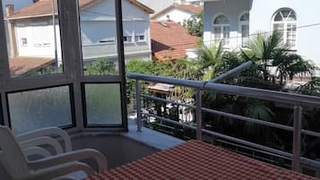 Habitación triple estándar, balcón