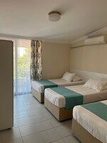 Habitación triple estándar, balcón