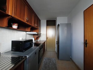Microwave, oven, dishwasher, cookware/dishes/utensils - Apartments Sarajevo near University Campus and Former Josip Broz Tito barrack (Sarajevo)