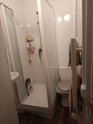 Hårtork, handdukar, tvål och toalettpapper