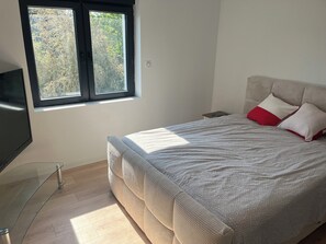 5 bedrooms, iron/ironing board, WiFi, bed sheets