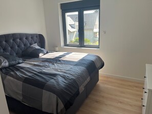 5 bedrooms, iron/ironing board, WiFi, bed sheets