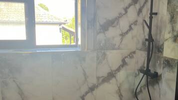 SĂšche-cheveux, serviettes fournies, savon, papier toilette
