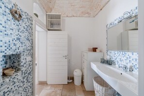 Dusche, Haartrockner, Bidet, Handtücher