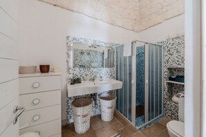 Douche, sĂšche-cheveux, bidet, serviettes fournies