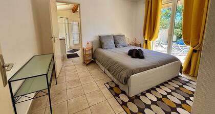 Les Jardins du Carignan - Jolie Maison sur un Terrain de 1300m2 en Centre Ville