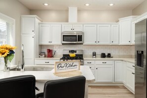 冷蔵庫、電子レンジ、オーブン、コンロ