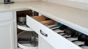 Kylskåp, mikrovågsugn, ugn och spishäll