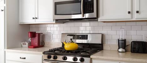 Een koelkast, een microgolfoven, een oven, een kookplaat