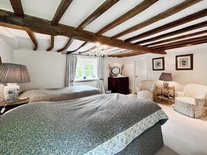 5 quartos, Wi-Fi de cortesia, roupa de cama