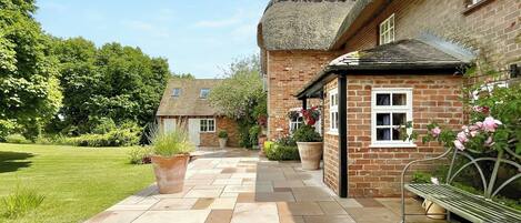 المنطقة المحيطة بالمنشأة