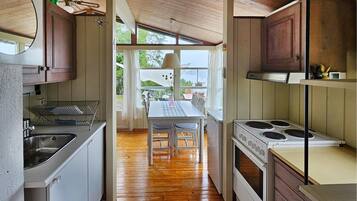 Coffee/tea maker, fridge, oven, stovetop