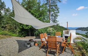 Outdoor dining - Amazing home in Nordre Frogn (Nordre Frogn)