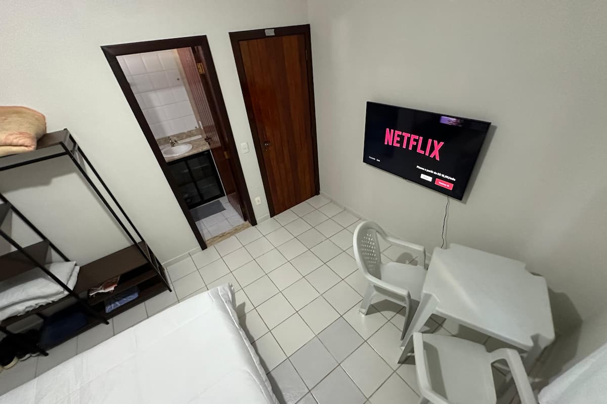 クラシック 4 人部屋 | 防音設備、WiFi (無料)、ベッドシーツ